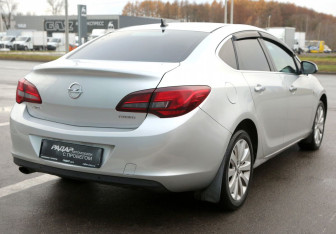 Подержанный автомобиль Opel Astra Sedan 2013 года (6 фото)