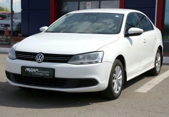 Подержанный автомобиль Volkswagen Jetta Sedan 2014 года (3 фото)