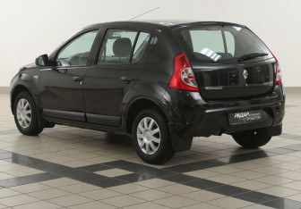 Подержанный автомобиль Renault Sandero 2011 года (2 фото)