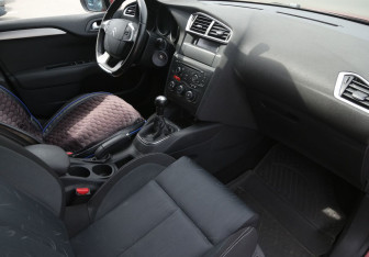 Подержанный автомобиль Citroen C4 Hatchback 2011 года (9 фото)