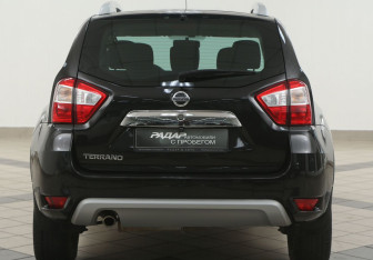 Подержанный автомобиль Nissan Terrano 2014 года (3 фото)