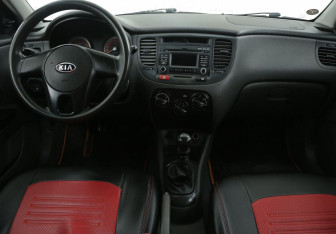 Подержанный автомобиль Kia Rio Sedan 2011 года (12 фото)