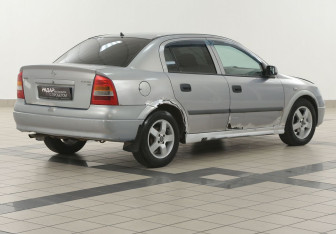 Подержанный автомобиль Opel Astra Sedan 2002 года (4 фото)