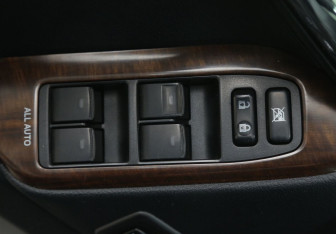 Подержанный автомобиль Toyota Land Cruiser Prado 2011 года (17 фото)