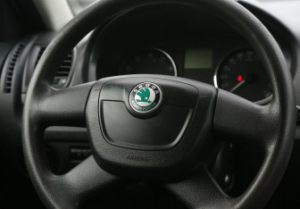 Подержанный автомобиль Skoda Fabia Wagon 2011 года (15 фото)