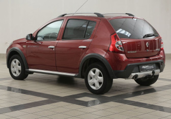 Подержанный автомобиль Renault Sandero 2014 года (2 фото)