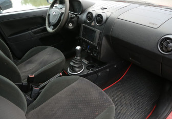 Подержанный автомобиль Ford Fusion 2005 года (9 фото)