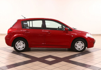 Подержанный автомобиль Nissan Tiida Hatchback 2012 года (2 фото)
