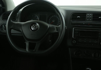 Подержанный автомобиль Volkswagen Polo Sedan 2017 года (14 фото)