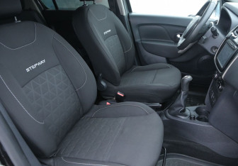 Подержанный автомобиль Renault Sandero 2015 года (10 фото)