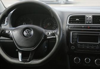 Подержанный автомобиль Volkswagen Polo Sedan 2017 года (14 фото)