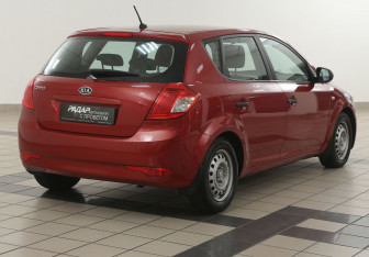 Подержанный автомобиль Kia Ceed Hatchback 2010 года (4 фото)