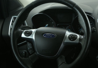 Подержанный автомобиль Ford Kuga 2014 года (16 фото)