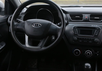 Подержанный автомобиль Kia Rio Sedan 2011 года (14 фото)