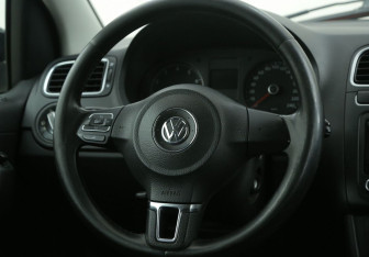 Подержанный автомобиль Volkswagen Polo Sedan 2012 года (18 фото)