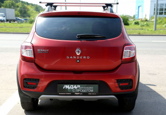 Подержанный автомобиль Renault Sandero 2017 года (5 фото)