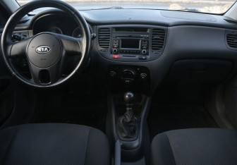 Подержанный автомобиль Kia Rio Sedan 2009 года (12 фото)