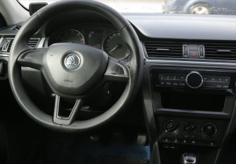 Подержанный автомобиль Skoda Rapid Liftback 2017 года (14 фото)