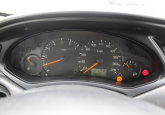 Подержанный автомобиль Ford Focus Hatchback 2002 года (14 фото)