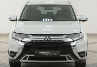Подержанный автомобиль Mitsubishi Outlander 2021 года (6 фото)