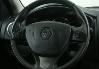 Подержанный автомобиль Renault Sandero 2015 года (16 фото)
