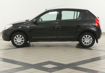 Подержанный автомобиль Renault Sandero 2011 года (7 фото)