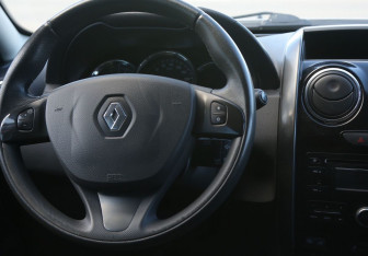 Подержанный автомобиль Renault Duster 2015 года (14 фото)