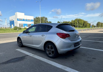 Подержанный автомобиль Opel Astra Hatchback 2012 года (11 фото)