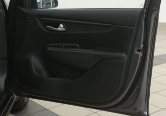 Подержанный автомобиль Kia Rio Hatchback 2021 года (11 фото)