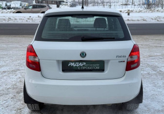 Подержанный автомобиль Skoda Fabia Hatchback 2012 года (5 фото)
