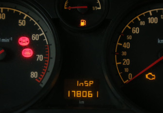 Подержанный автомобиль Opel Astra Sedan 2012 года (17 фото)