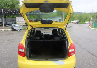 Подержанный автомобиль Skoda Fabia Hatchback 2012 года (17 фото)