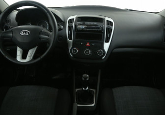 Подержанный автомобиль Kia Ceed Hatchback 2010 года (12 фото)