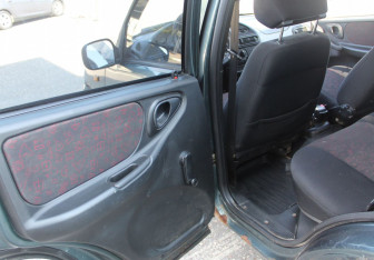 Подержанный автомобиль Chevrolet Niva 2006 года (11 фото)