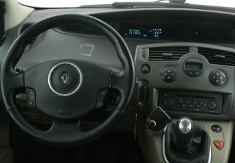 Подержанный автомобиль Renault Scenic 2008 года (14 фото)