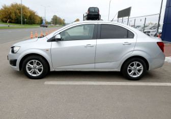 Подержанный автомобиль Chevrolet Aveo Sedan 2013 года (8 фото)