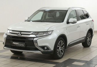 Подержанный автомобиль Mitsubishi Outlander 2017 года (8 фото)