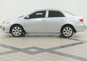 Подержанный автомобиль Toyota Corolla Sedan 2011 года (7 фото)