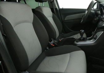 Подержанный автомобиль Chevrolet Cruze Sedan 2015 года (10 фото)