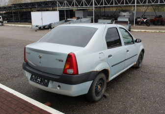 Подержанный автомобиль Renault Logan Sedan 2005 года (7 фото)