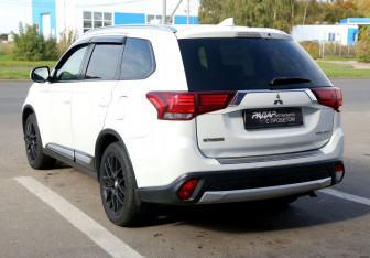 Подержанный автомобиль Mitsubishi Outlander 2018 года (4 фото)