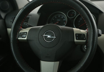Подержанный автомобиль Opel Astra Hatchback 2008 года (16 фото)