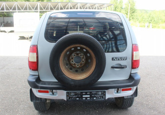 Подержанный автомобиль Chevrolet Niva 2004 года (6 фото)
