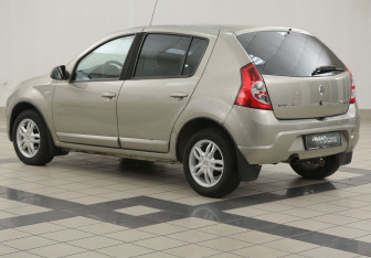 Подержанный автомобиль Renault Sandero 2011 года (2 фото)