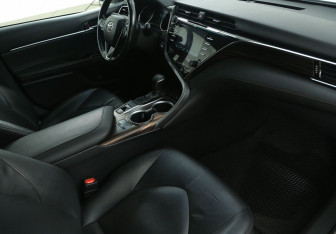 Подержанный автомобиль Toyota Camry Sedan 2018 года (9 фото)
