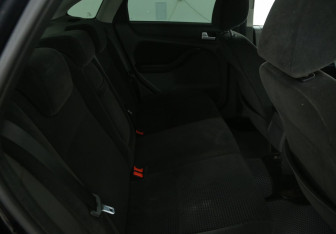 Подержанный автомобиль Ford Focus Sedan 2006 года (11 фото)