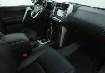 Подержанный автомобиль Toyota Land Cruiser Prado 2011 года (9 фото)