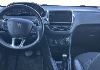 Подержанный автомобиль Peugeot 208 2013 года (10 фото)