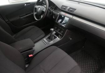 Подержанный автомобиль Volkswagen Passat Sedan 2006 года (9 фото)