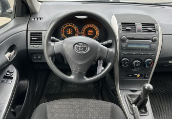 Подержанный автомобиль Toyota Corolla Sedan 2008 года (10 фото)